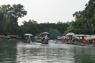 河上泛舟 多彩船只游于绿波