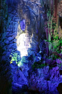 神秘洞穴内的幽蓝奇幻之光