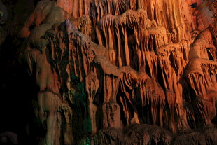 洞穴内壮观的钟乳石景观