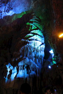 梦幻灯光下的奇妙溶洞景观