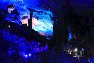 梦幻蓝色溶洞景观