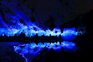 梦幻蓝调灯光夜景倒影