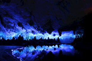 梦幻洞穴灯光倒影景观