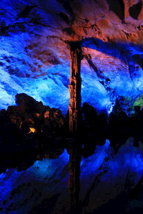 梦幻溶洞景观 光影迷人