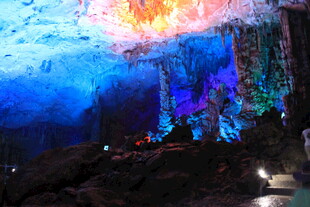 梦幻溶洞景观 色彩绚丽