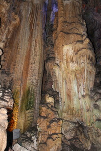 神秘壮观的溶洞钟乳石景观