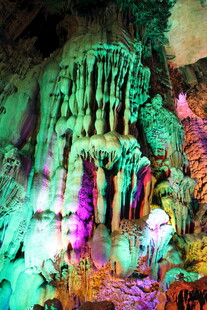 梦幻溶洞景观 色彩斑斓