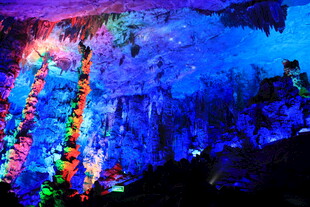 梦幻溶洞景观 色彩斑斓