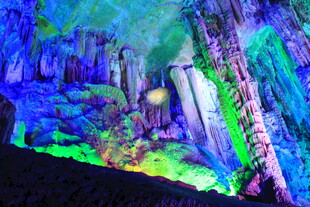 梦幻溶洞景观 色彩斑斓