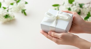 双手捧精致礼品盒