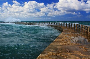 海边栈桥与翻涌海浪