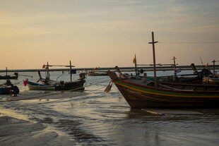 夕阳下海滩停泊的渔船