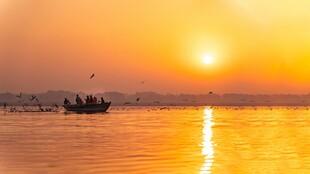 夕阳下的海上船只美景