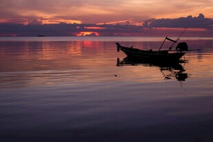夕阳下湖面的孤舟