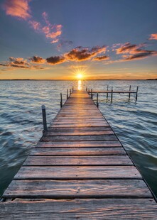 夕阳下的海边木质栈桥