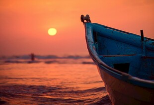 夕阳下的海边渔船