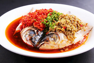 剁椒蒜蓉双色蒸鱼头