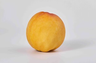 金黄圆润的新鲜桃子