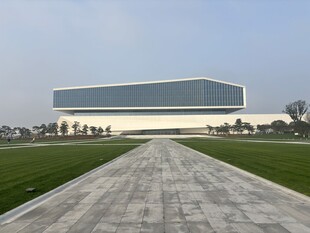 现代简约风格的宏伟建筑