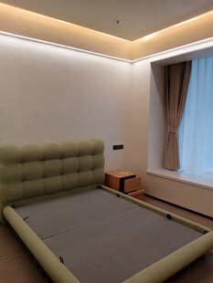 简约卧室中的舒适床铺