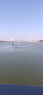 平静湖面远景风光