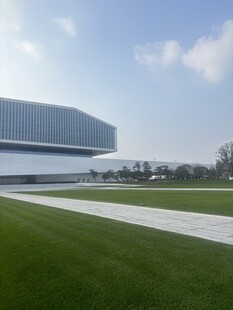 现代建筑旁的开阔绿地