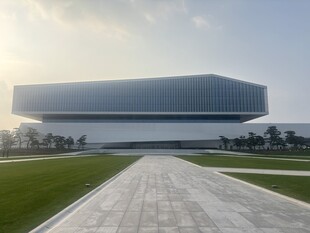 现代风格建筑前的开阔步道