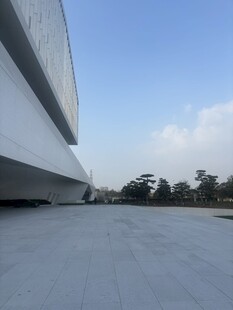 现代建筑外观与开阔地面