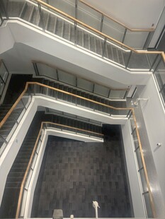 现代建筑内部的多层楼梯