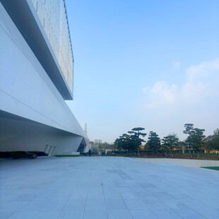 现代建筑外观与开阔场地