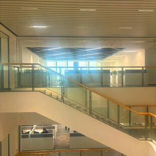 现代办公空间的通透楼梯