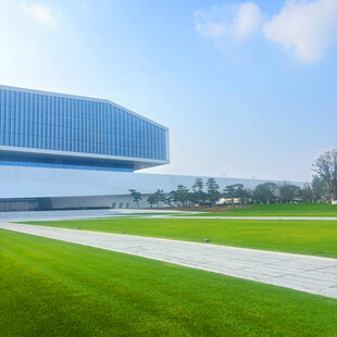 现代建筑与翠绿草坪景观