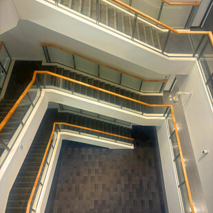 多层旋转楼梯内部景观