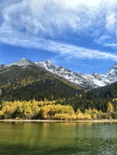 雪山湖泊