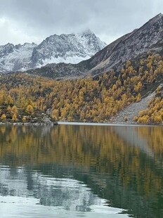 雪山湖泊