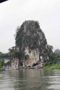 漓江畔奇特岩石景观