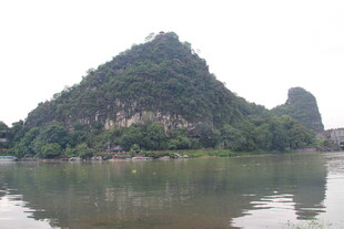 山水相依的秀丽自然景观