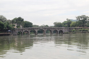 古桥横跨水面的宁静景致