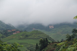 云雾缭绕的山间美景