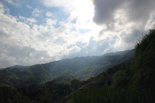 山间云景 阳光穿透云层