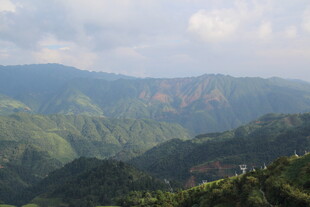 青山连绵的壮阔自然景观