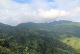 山峦云海间的壮美风光