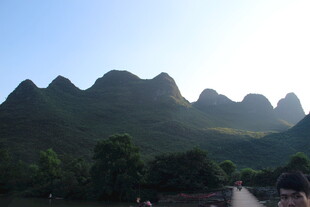 秀丽山峦下的宁静景致