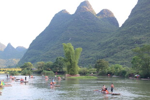 漓江山水间的竹筏游景