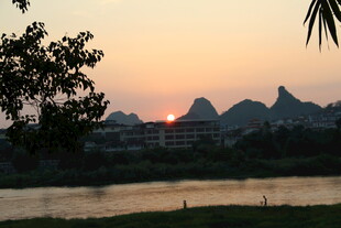 夕阳下的山水河畔美景