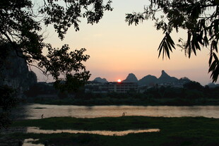 夕阳下的山水美景