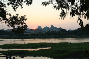 夕阳下的河畔山水美景