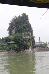 江边奇形嶙峋的翠绿山峰