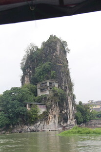 漓江畔奇特的石山景观