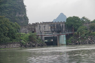 漓江畔古朴建筑与山水